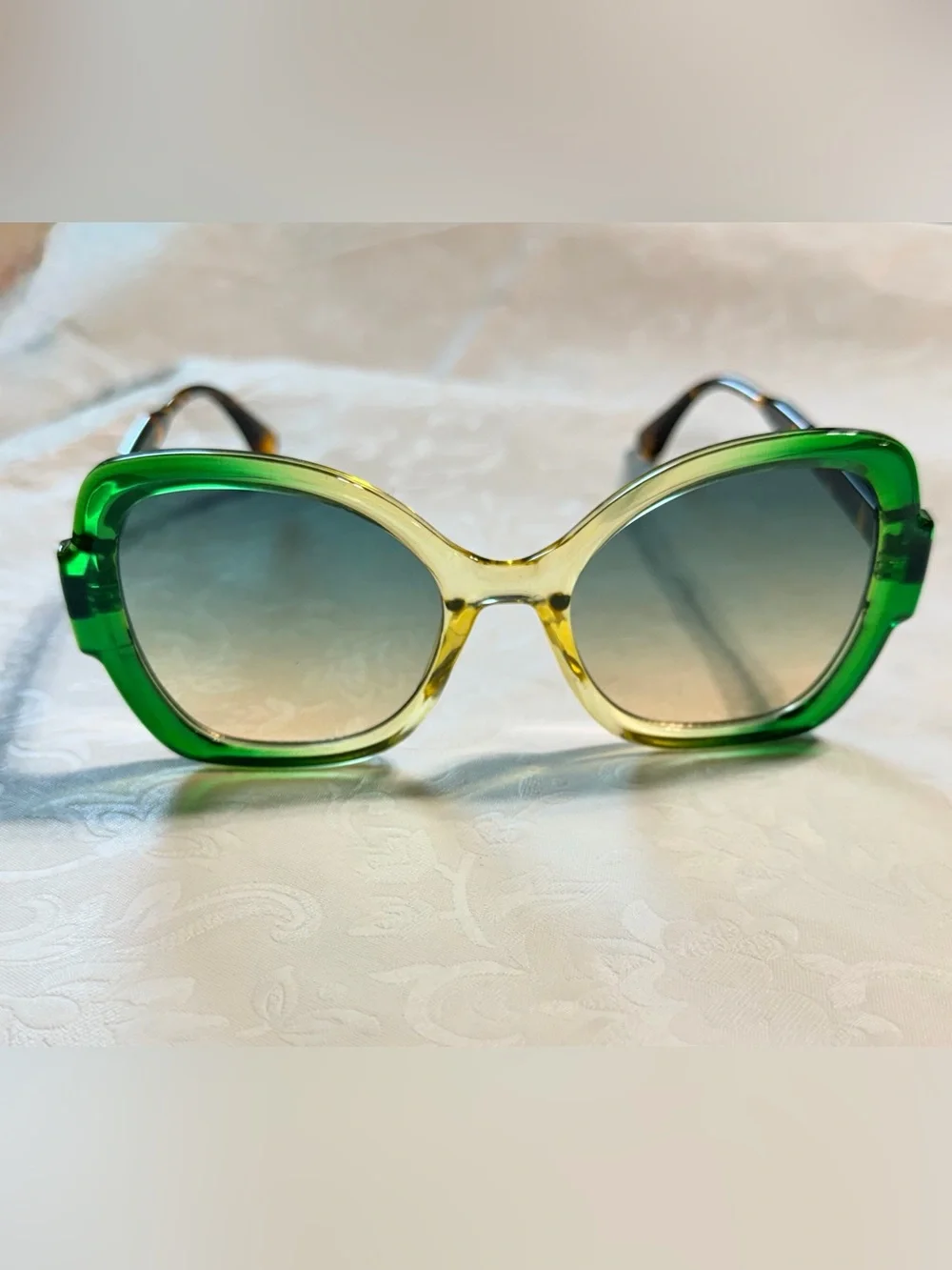 Unbranded pairs sunglasses